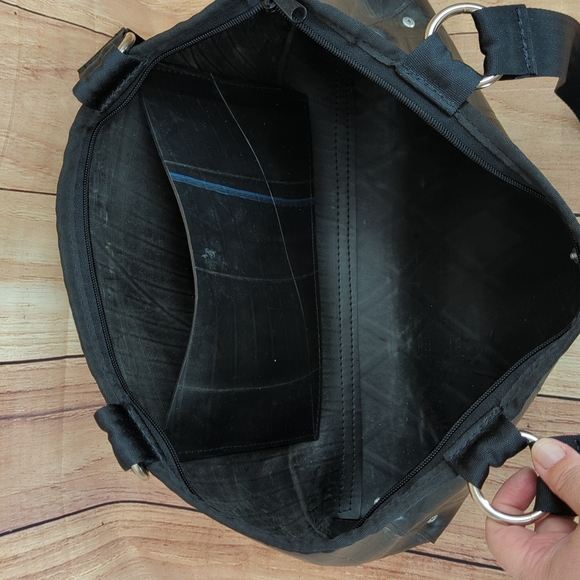 ENGLISH RETREADS Black Recycled Rubber Tote Shoulder Bag 16x9x3 Zipper C… - Picture 7 of 8